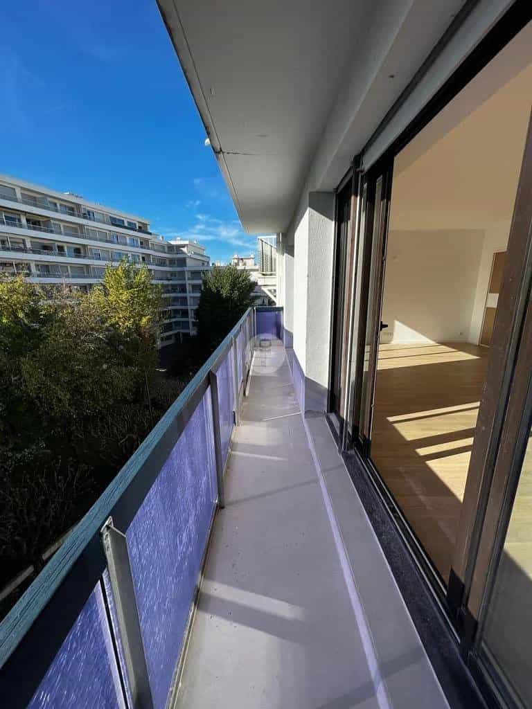Condominium in Biarritz, Nouvelle-Aquitaine 11120128