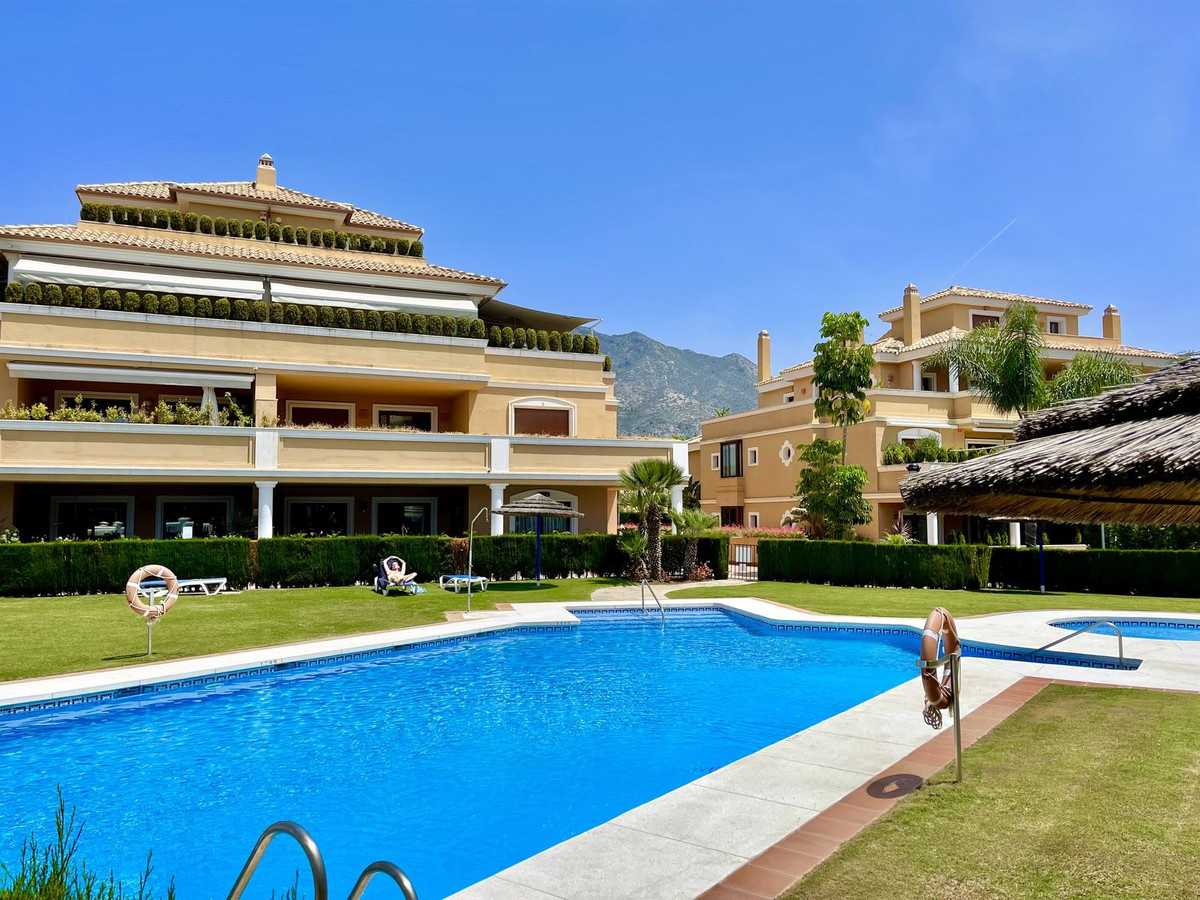 Condominium in Benahavis, Andalusië 11120357