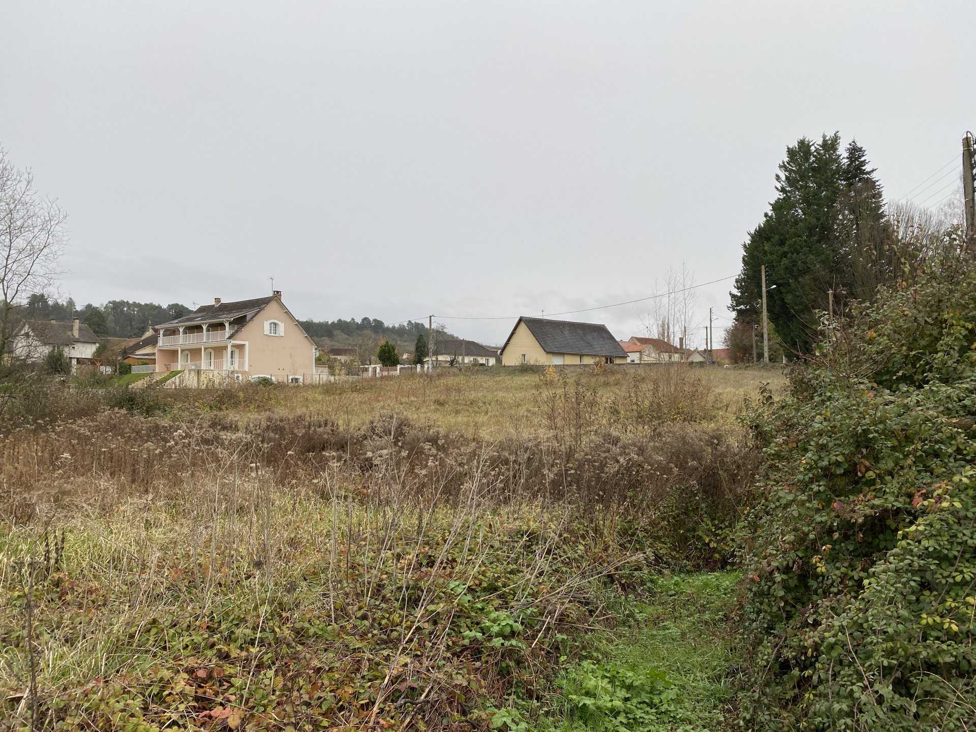 Land in Fleury-la-Vallee, Bourgogne-Franche-Comte 11121696