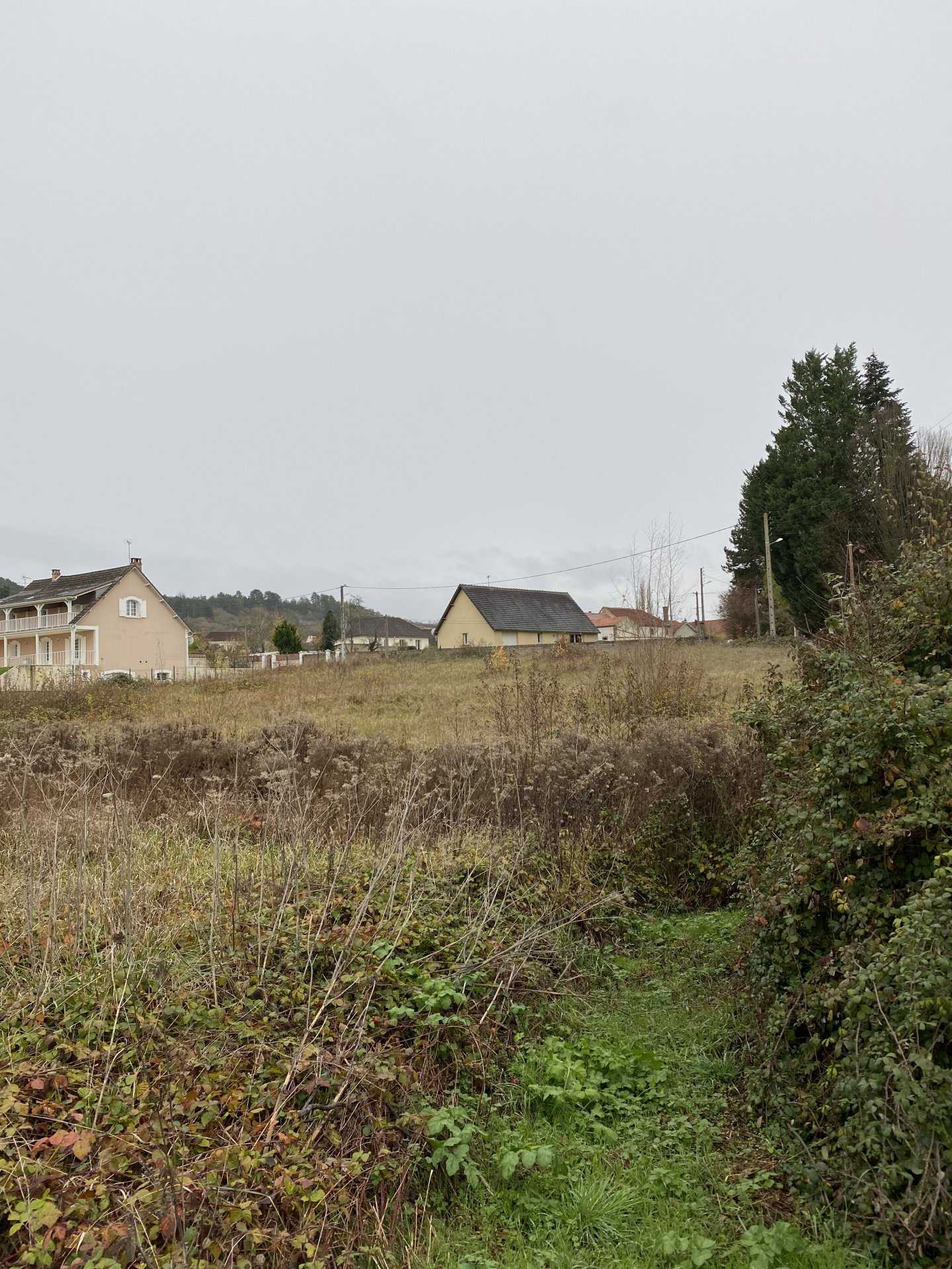 Land in Fleury-la-Vallee, Bourgogne-Franche-Comte 11121696