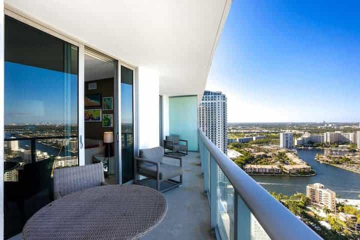 Condominium in Beverly-strand, Florida 11122117