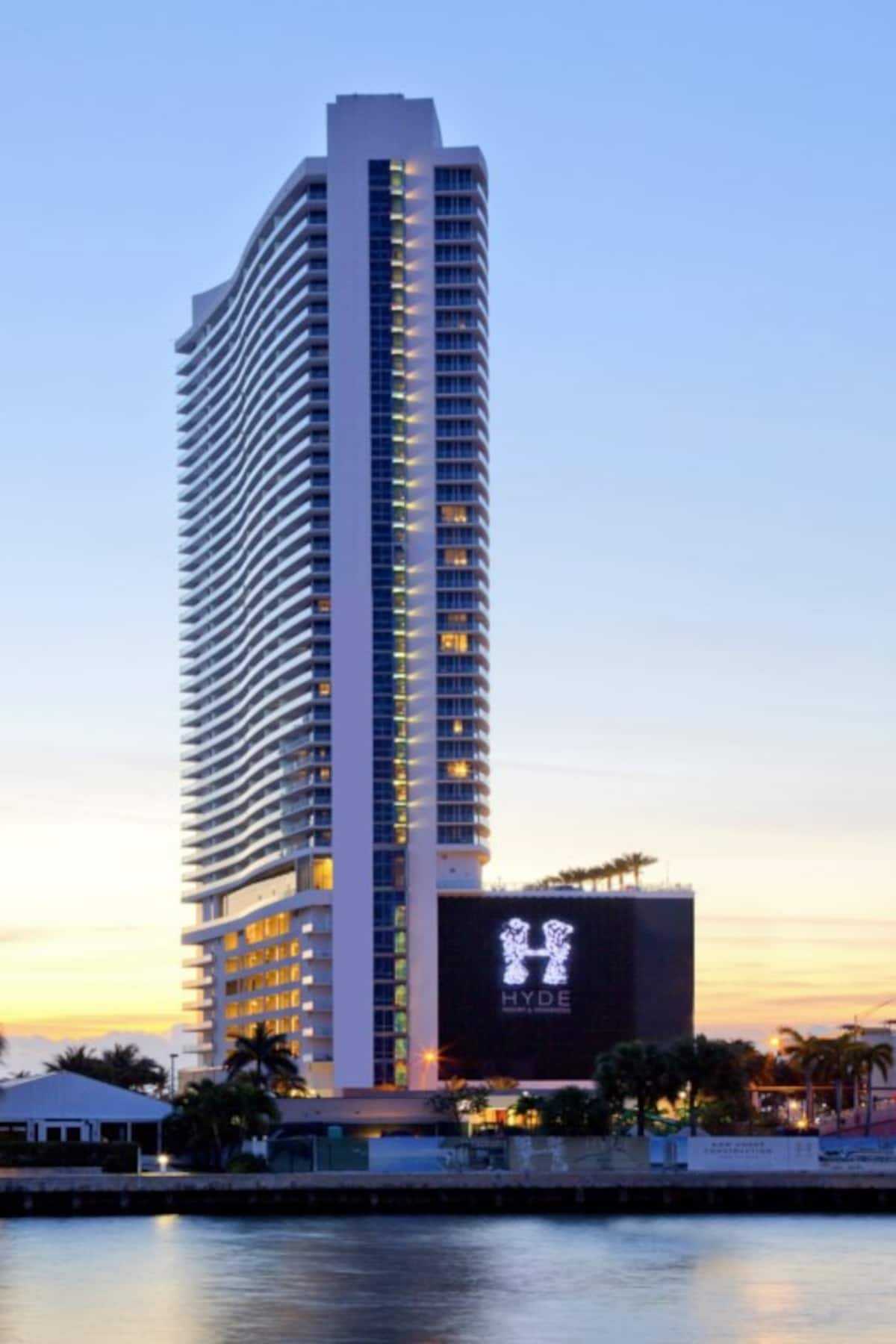 Condominium in Hollywood, Florida 11122321