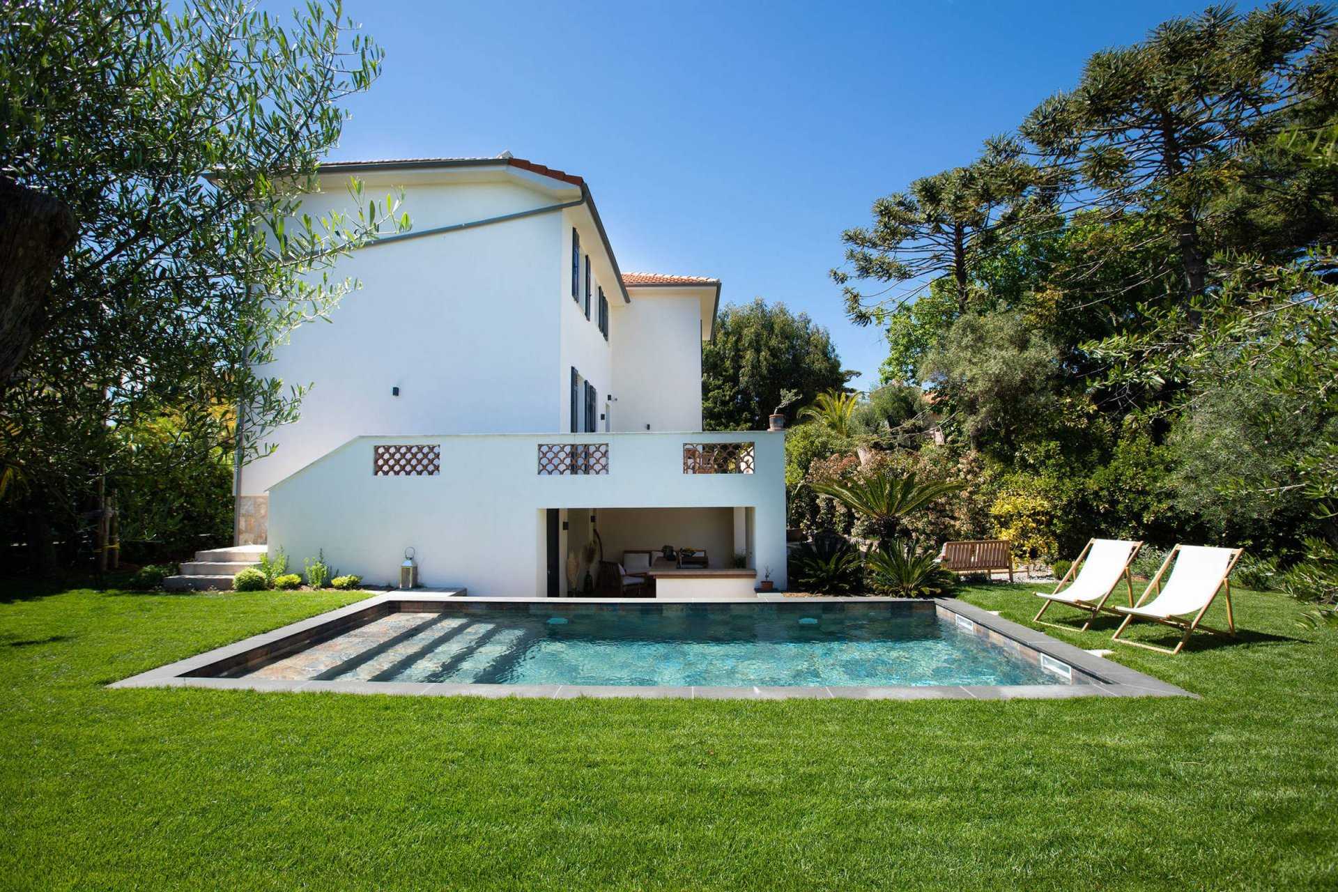 House in Juan-les-Pins, Provence-Alpes-Cote d'Azur 11122570