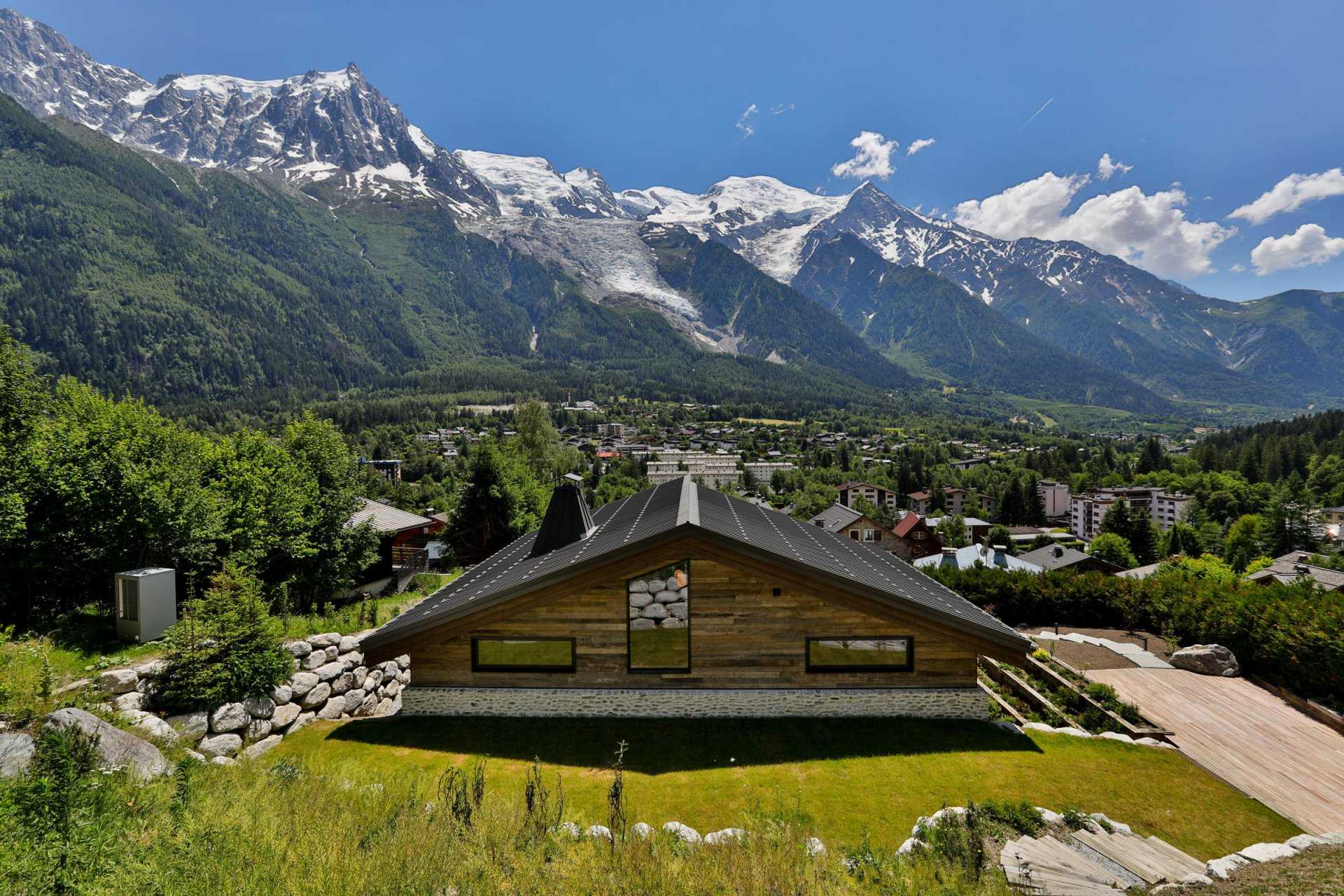 House in Chamonix-Mont-Blanc, Auvergne-Rhone-Alpes 11122603