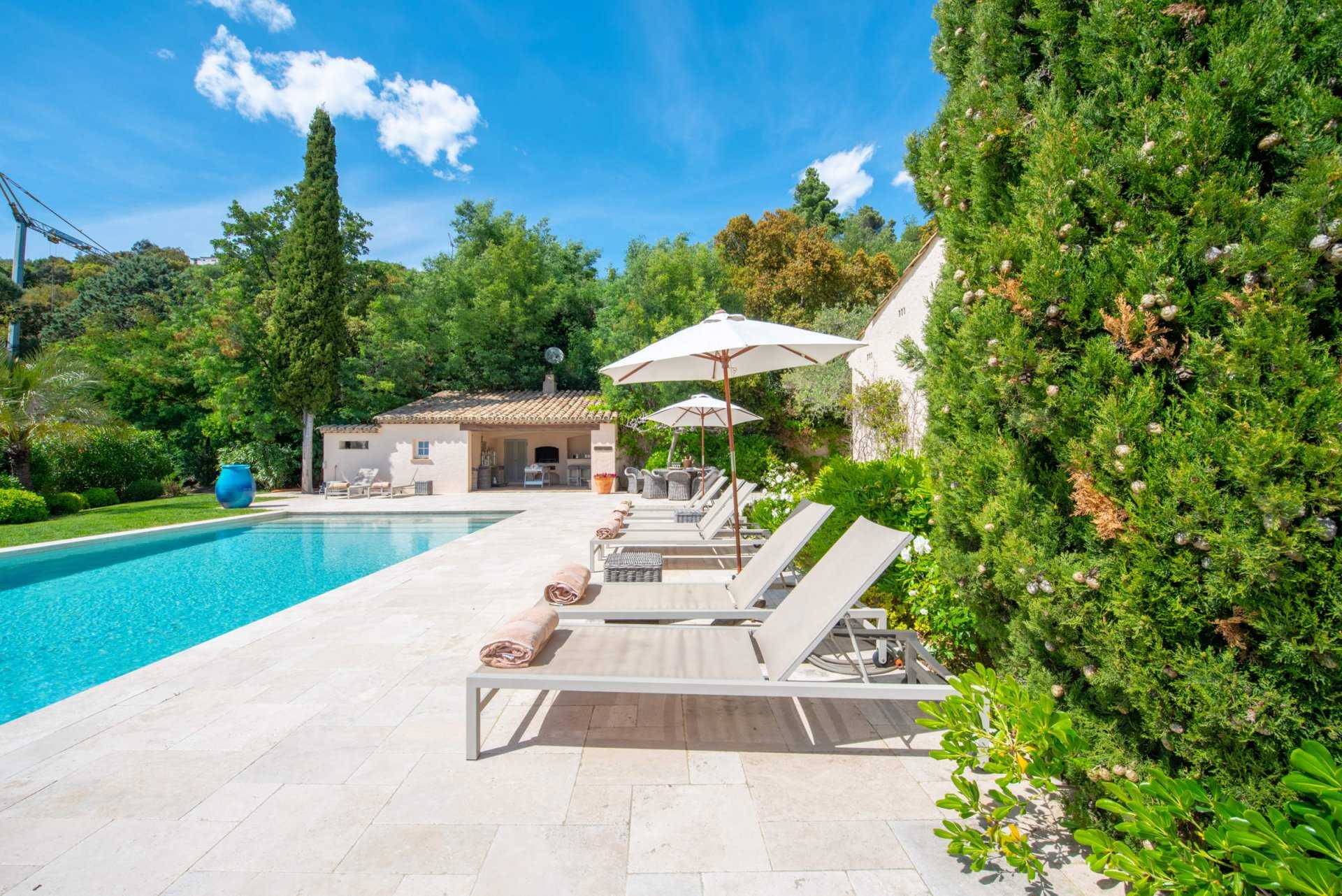 Talo sisään Grimaud, Provence-Alpes-Cote d'Azur 11122666