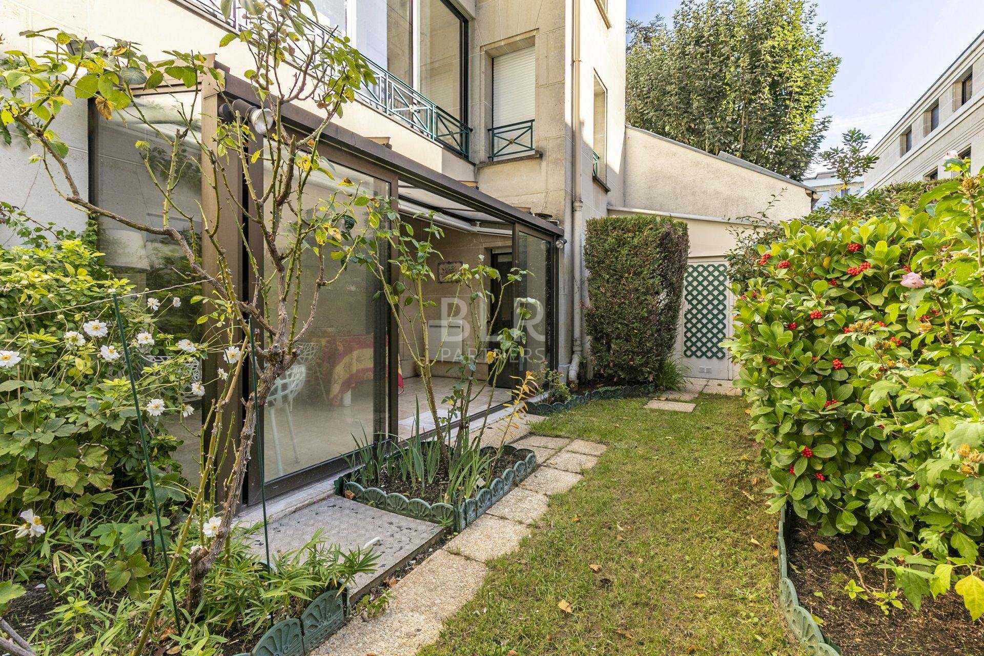 Condominium in Neuilly-sur-Seine, Ile-de-France 11124080