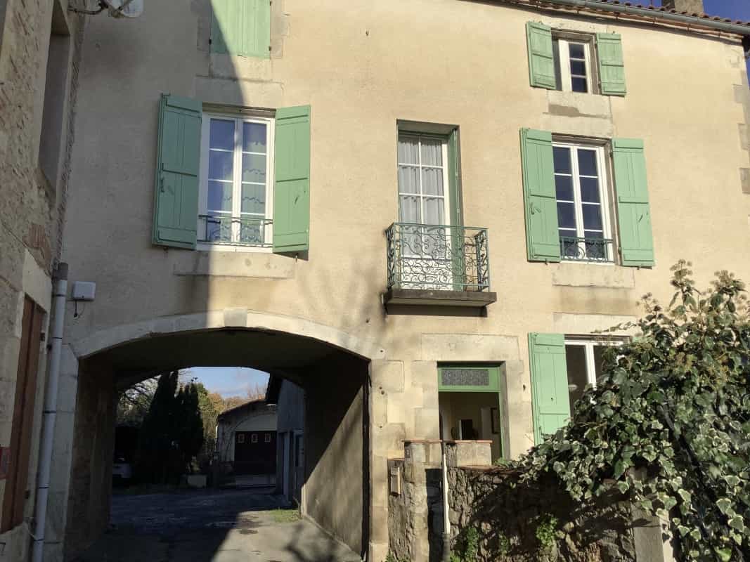 房子 在 Casseneuil, Nouvelle-Aquitaine 11124656