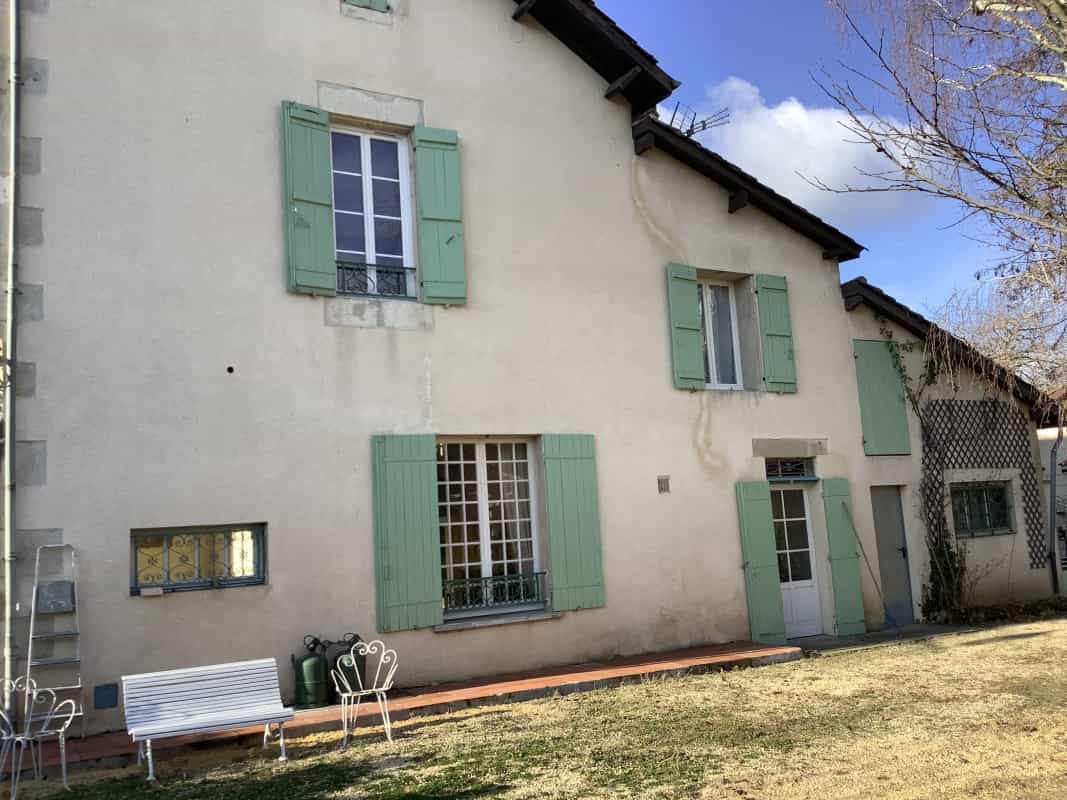 房子 在 Casseneuil, Nouvelle-Aquitaine 11124656