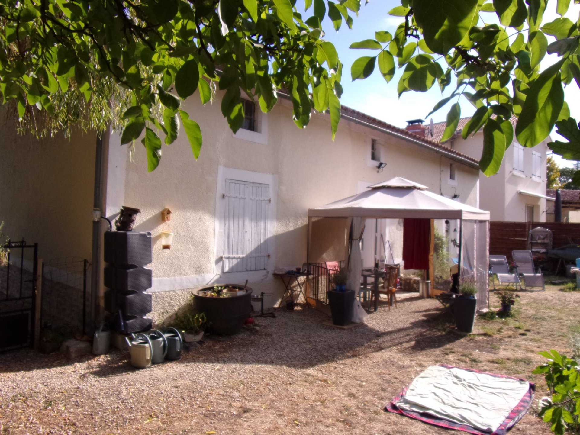 Rumah di Ruffec, Nouvelle-Aquitaine 11124956