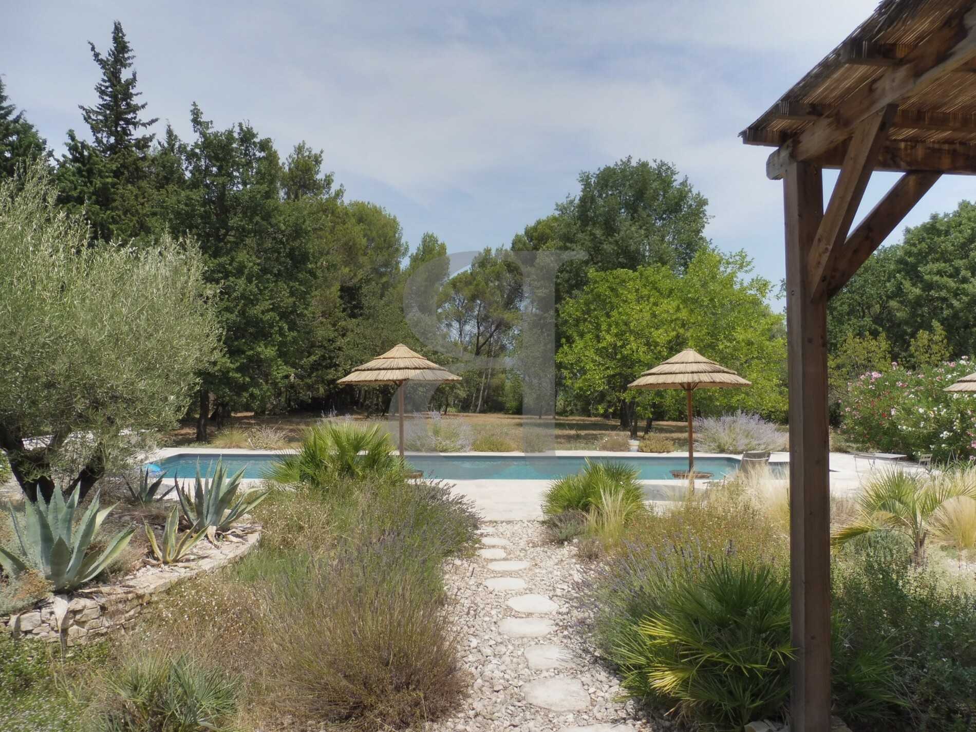 Talo sisään Pernes-les-Fontaines, Provence-Alpes-Côte d'Azur 11125167