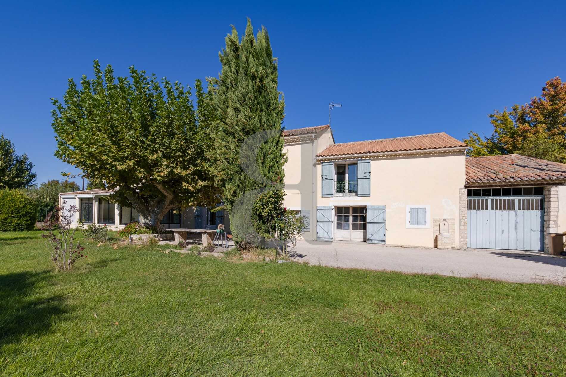 House in L'Isle-sur-la-Sorgue, Provence-Alpes-Cote d'Azur 11125185