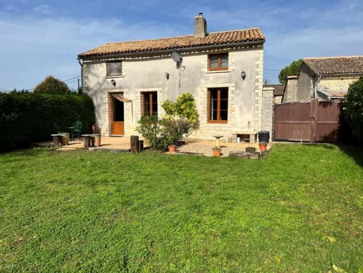 House in Chaunay, Nouvelle-Aquitaine 11126132
