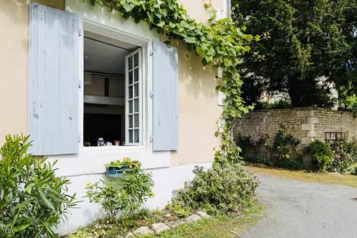 casa no Verteuil-sur-Charente, Nova Aquitânia 11126140