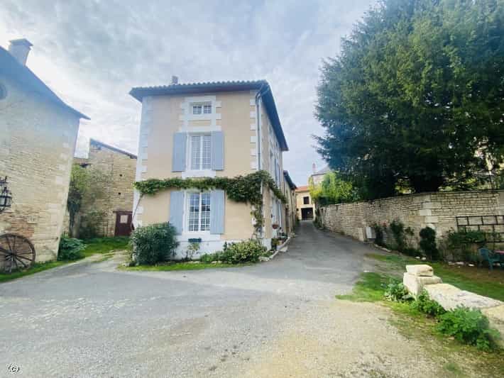 Huis in Verteuil-sur-Charente, Nouvelle-Aquitanië 11126140