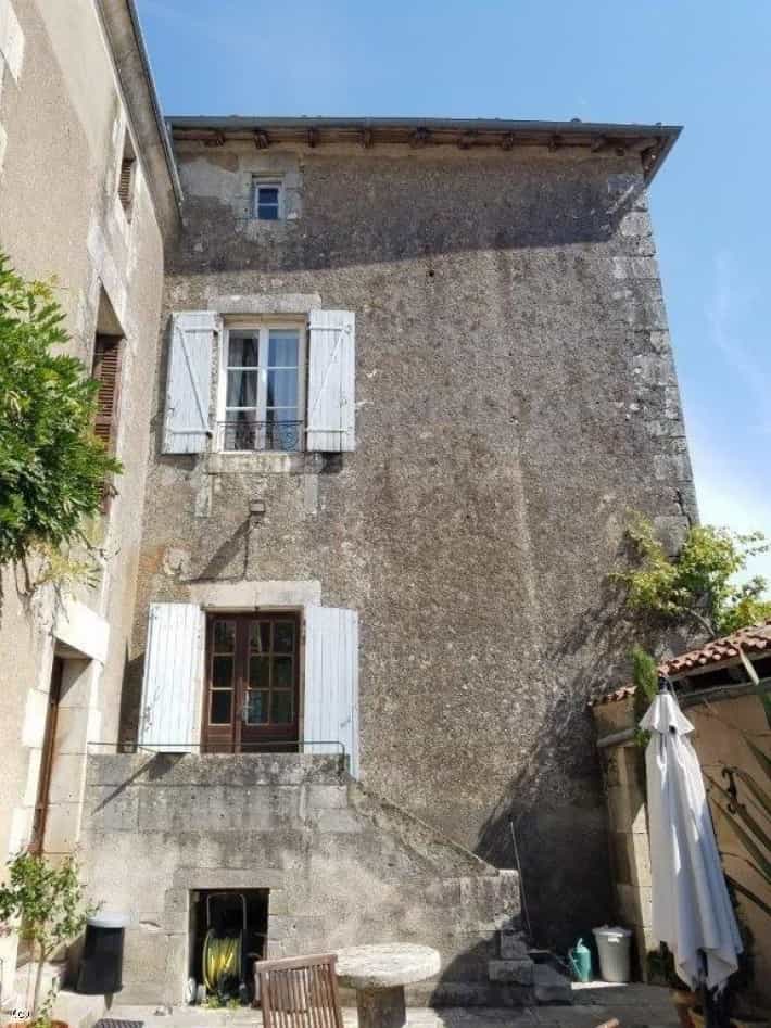 Talo sisään Charroux, Nouvelle-Aquitaine 11126153