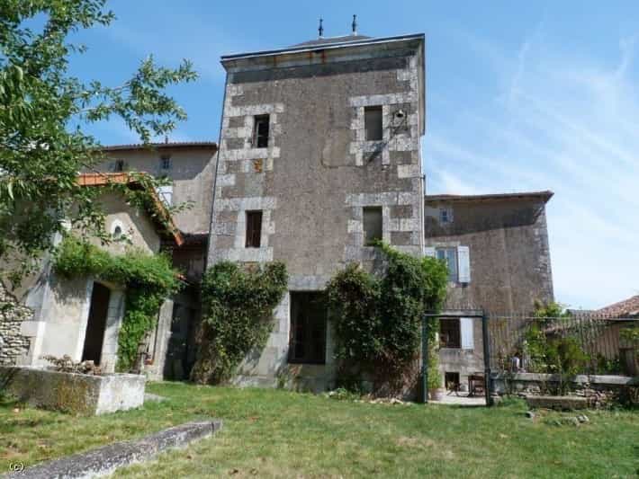 Talo sisään Charroux, Nouvelle-Aquitaine 11126153