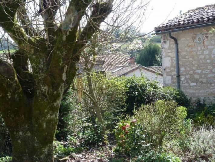 بيت في Charroux, Nouvelle-Aquitaine 11126153