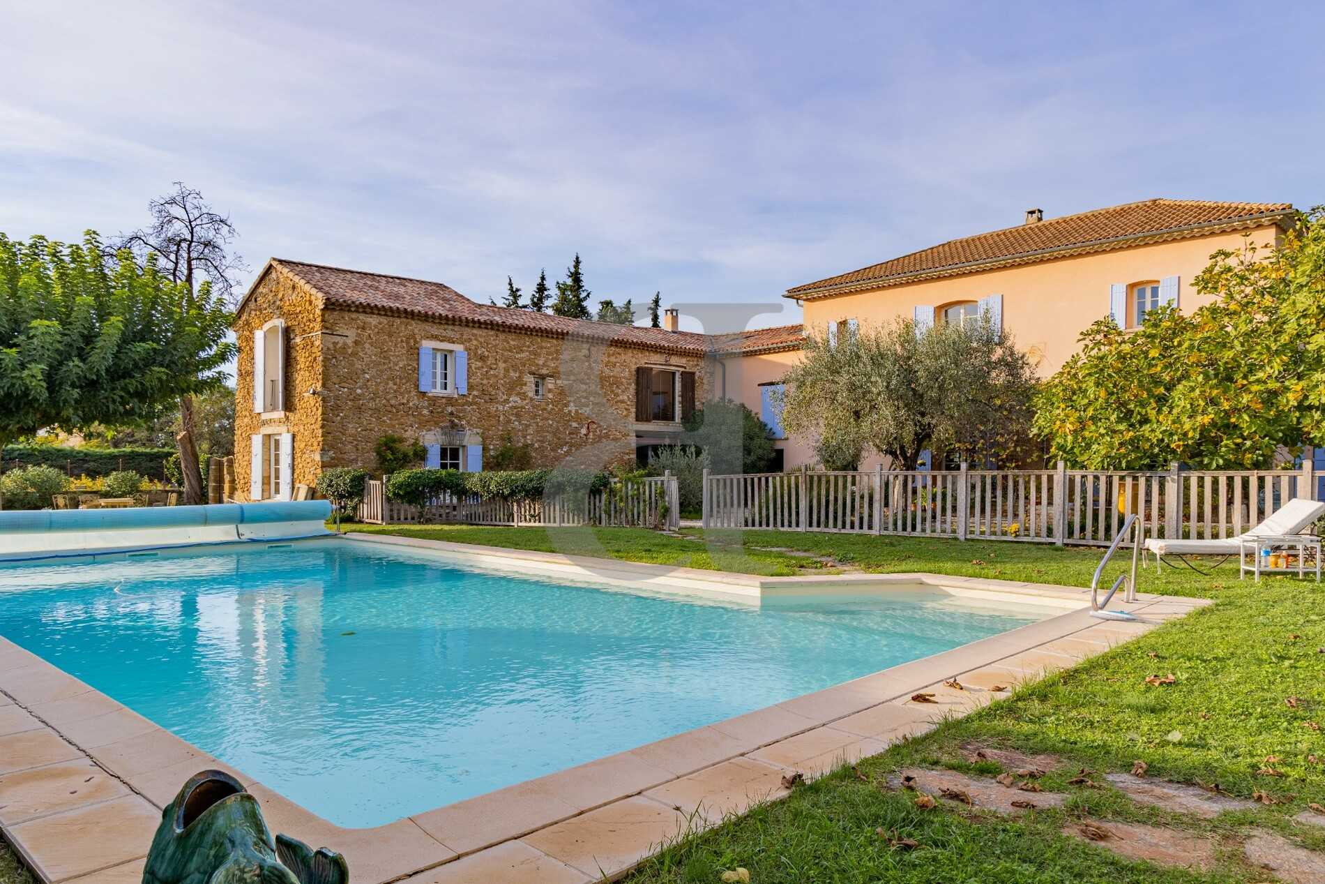 жилой дом в Pernes-les-Fontaines, Provence-Alpes-Cote d'Azur 11126358