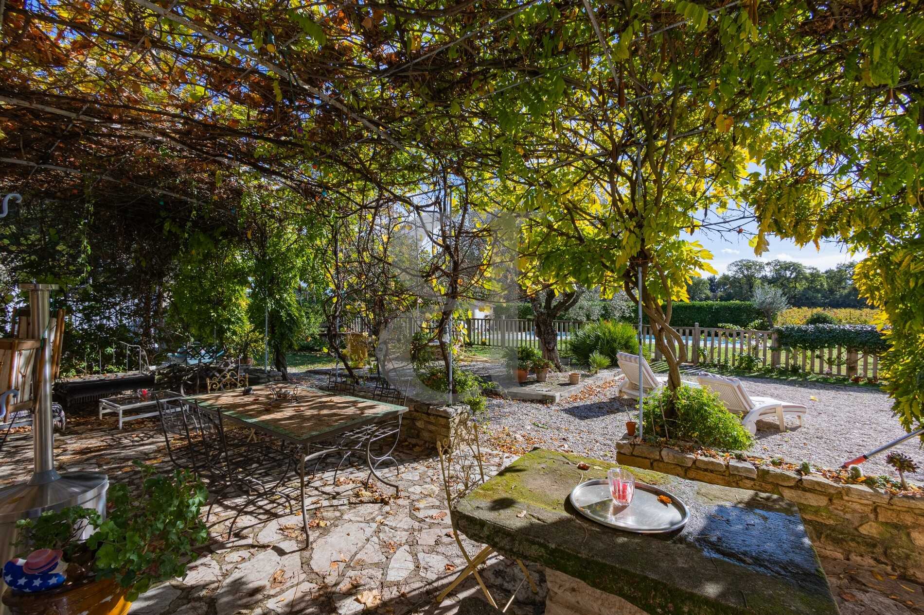 Talo sisään Pernes-les-Fontaines, Provence-Alpes-Côte d'Azur 11126358