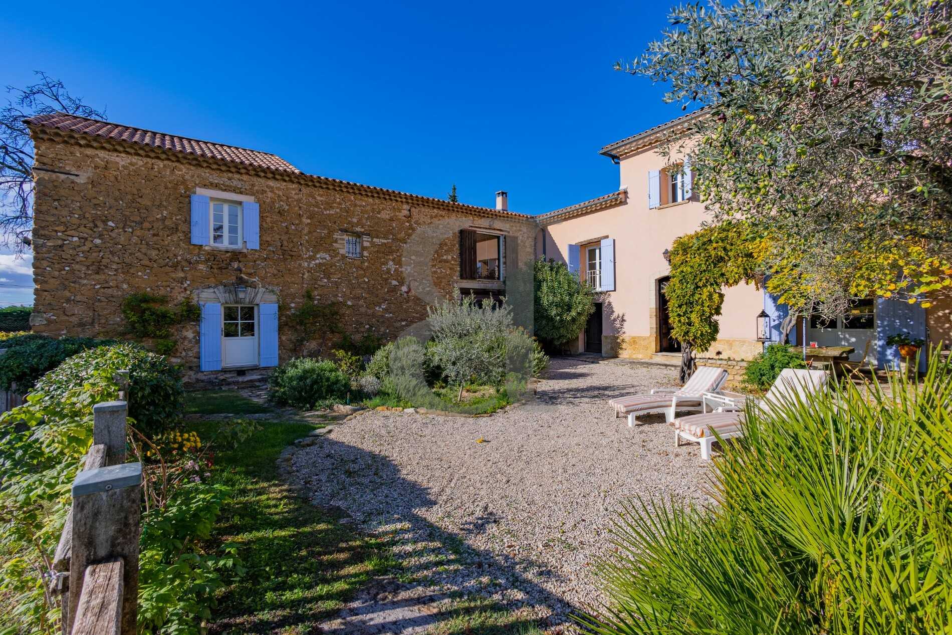 Talo sisään Pernes-les-Fontaines, Provence-Alpes-Côte d'Azur 11126358
