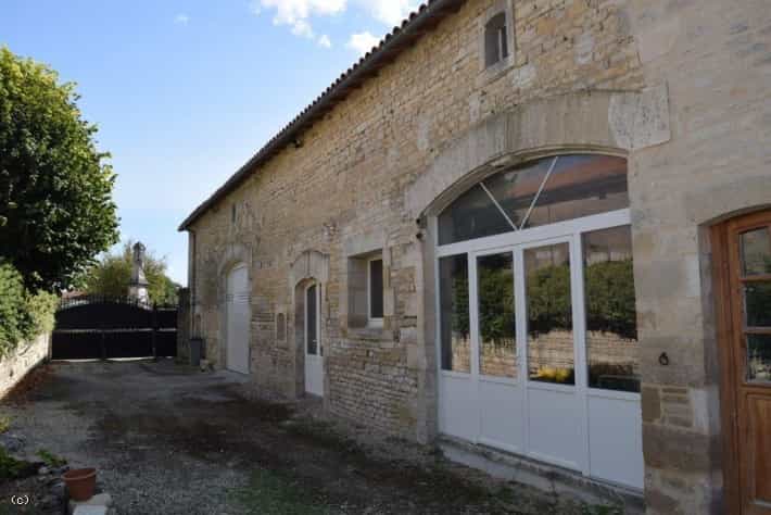 Rumah di Villefagnan, Nouvelle-Aquitaine 11127030