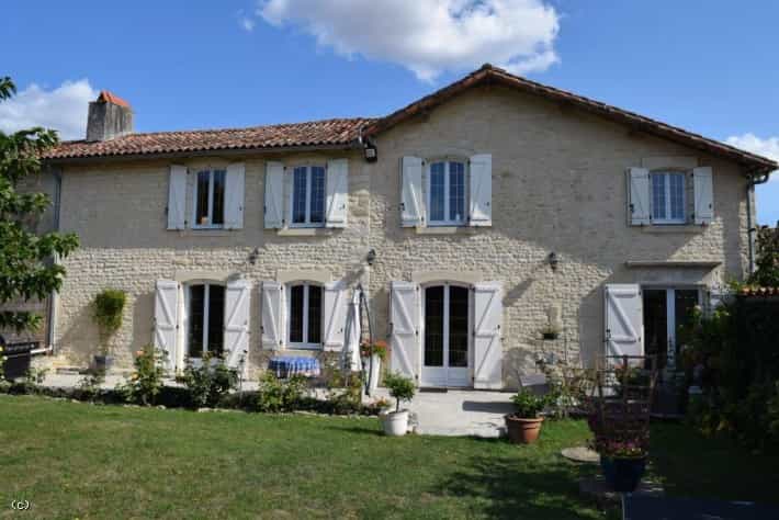 House in Villefagnan, Nouvelle-Aquitaine 11127044