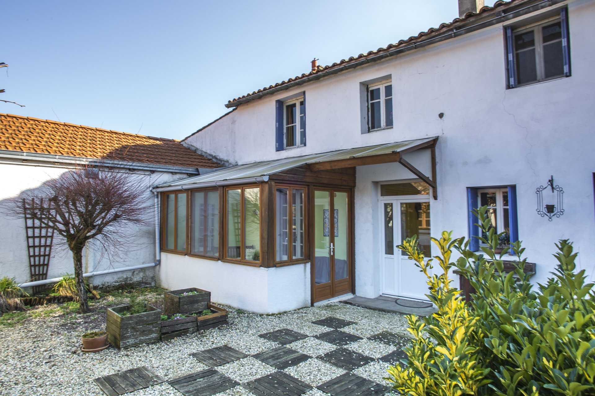 House in Montjean, Nouvelle-Aquitaine 11127354