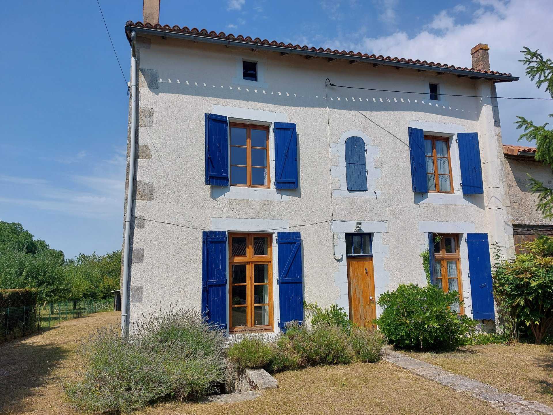 House in Civray, Nouvelle-Aquitaine 11127540