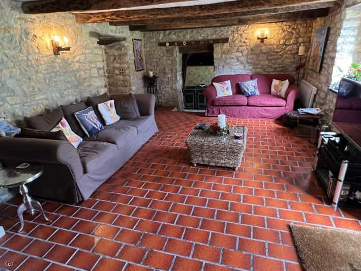 Huis in Champagne-Mouton, Nouvelle-Aquitaine 11127864