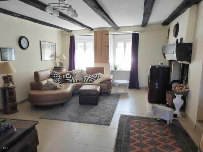 Huis in Champagne-Mouton, Nouvelle-Aquitaine 11128889