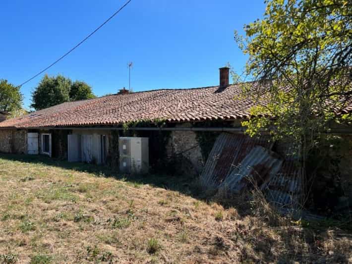 жилой дом в Nanteuil-en-Vallée, Nouvelle-Aquitaine 11128894