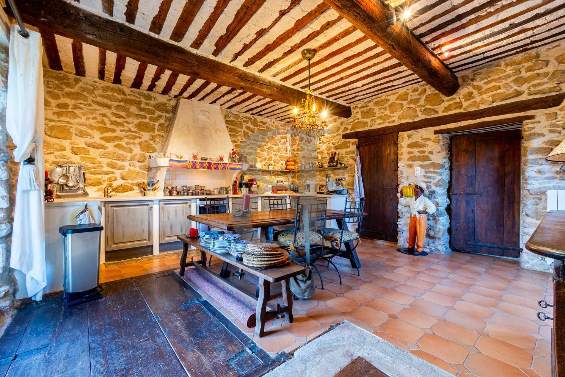 Talo sisään Pernes-les-Fontaines, Provence-Alpes-Côte d'Azur 11129923