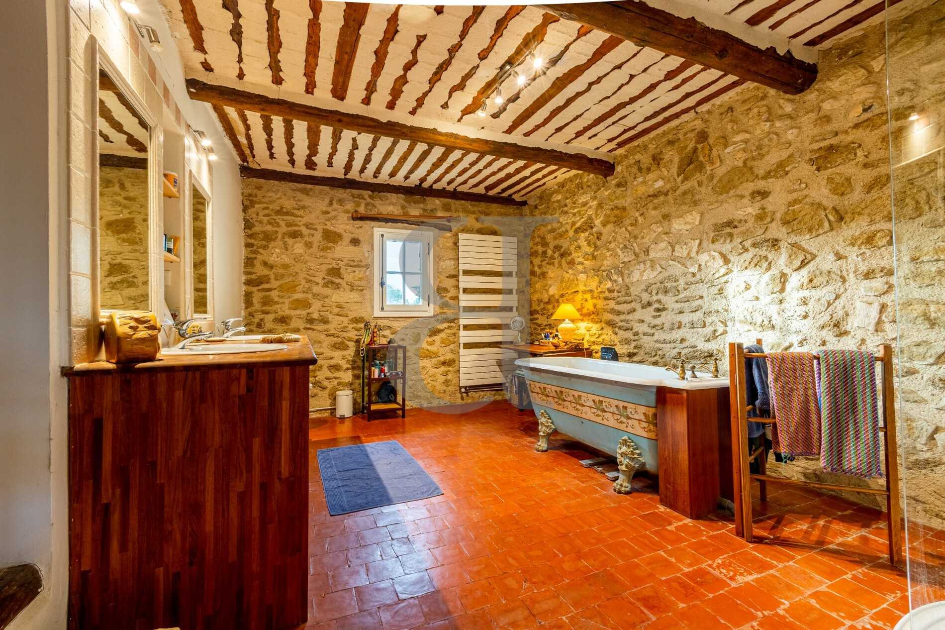 Talo sisään Pernes-les-Fontaines, Provence-Alpes-Côte d'Azur 11129923
