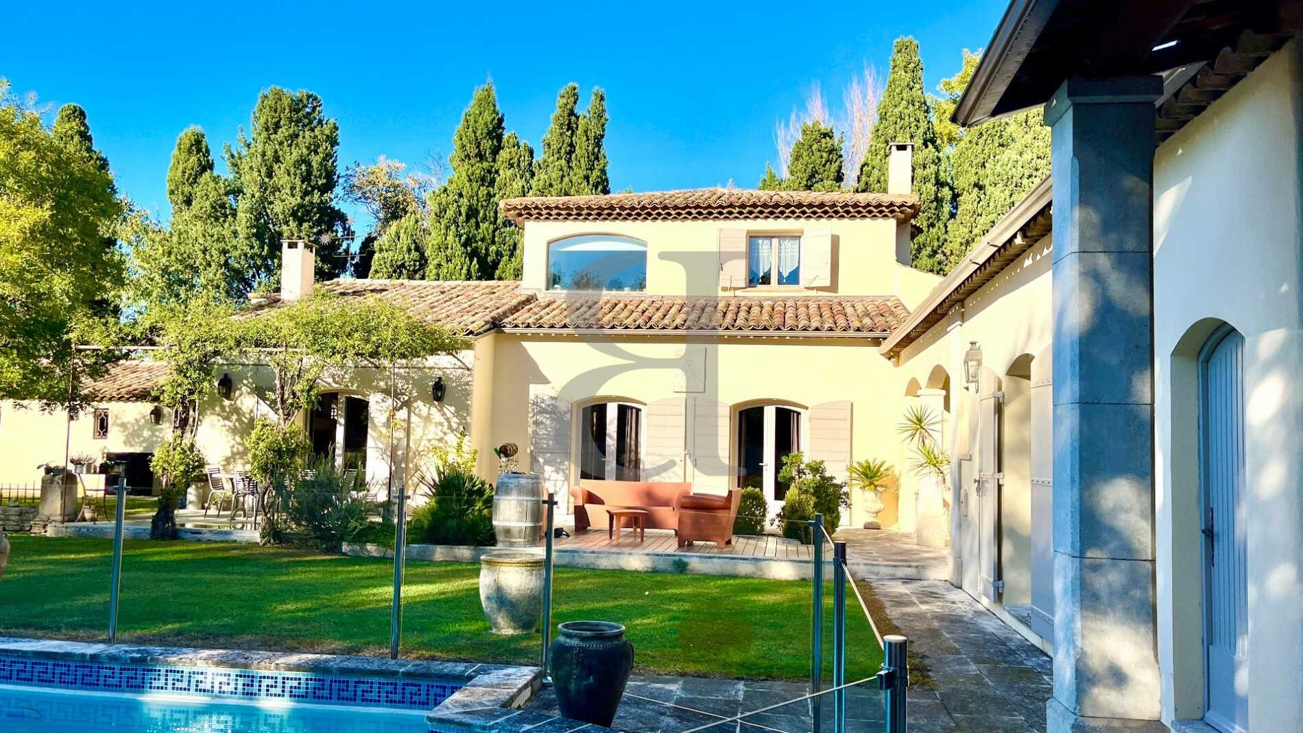 Talo sisään Saint-Remy-de-Provence, Provence-Alpes-Cote d'Azur 11130009