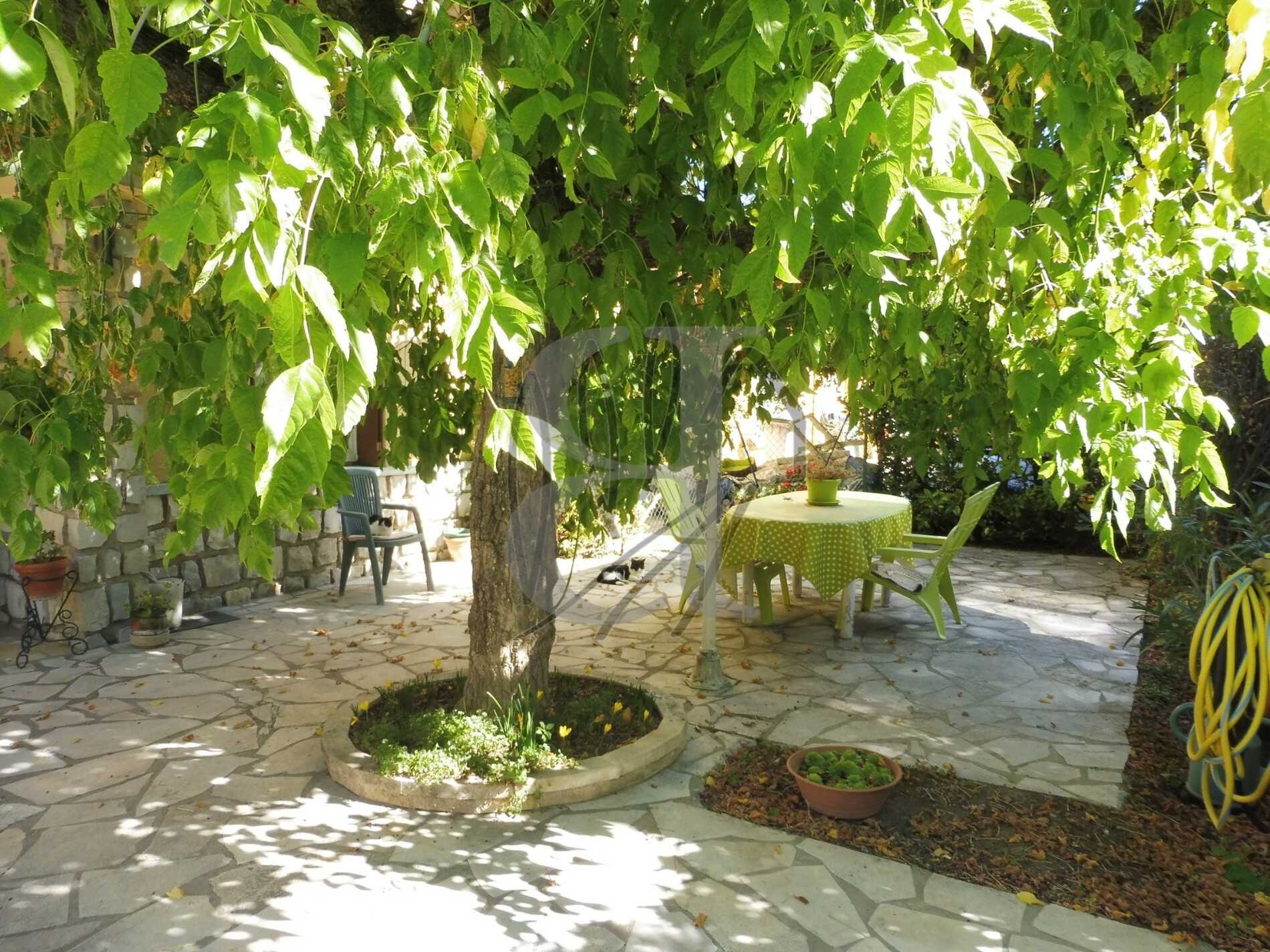 Talo sisään Valreas, Provence-Alpes-Cote d'Azur 11130011