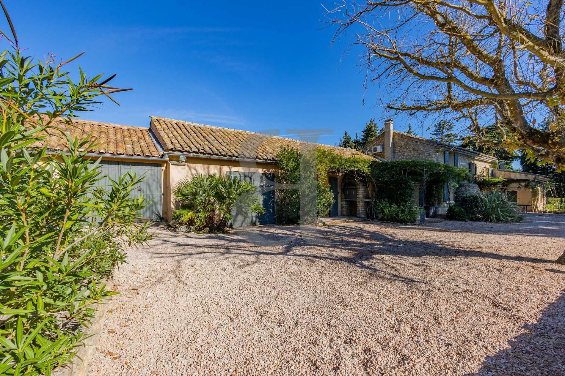 Talo sisään Vacqueyras, Provence-Alpes-Cote d'Azur 11130030