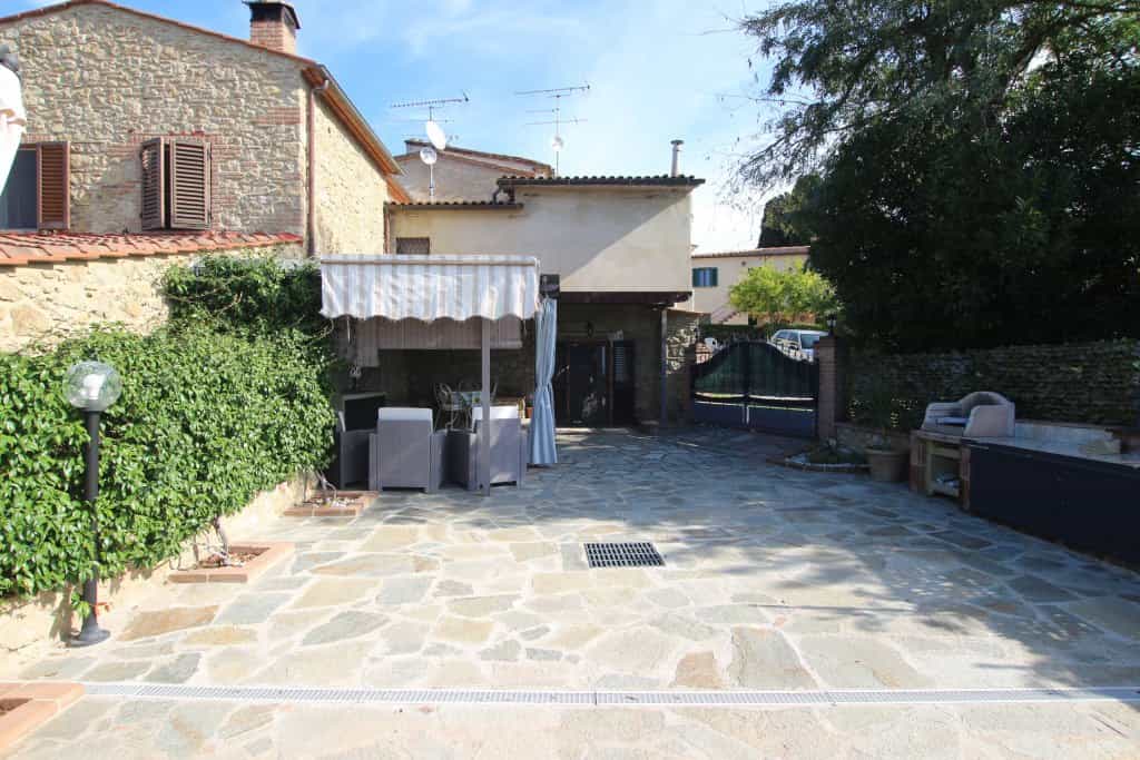 Condominium in Volterra, Tuscany 11130826