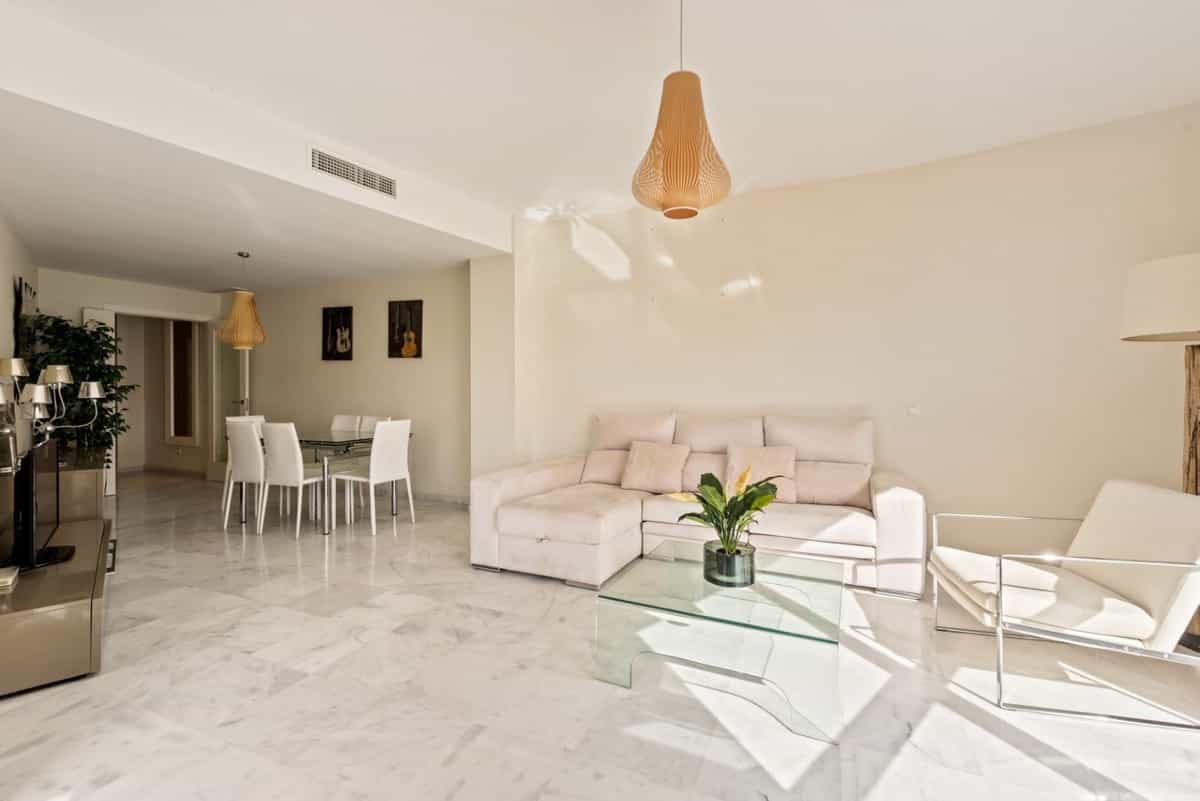 Condominium in Estepona, Andalusia 11131555