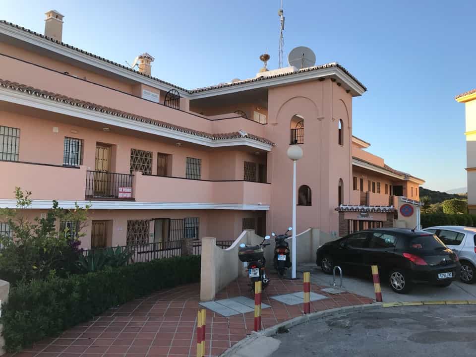 Condominium in Fuengirola, Andalusia 11135558