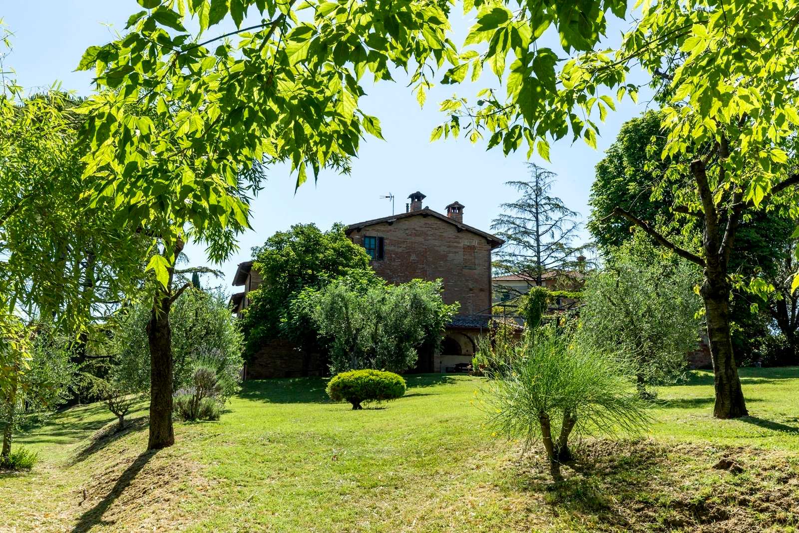 房子 在 Foiano della Chiana, Toscana 11137639
