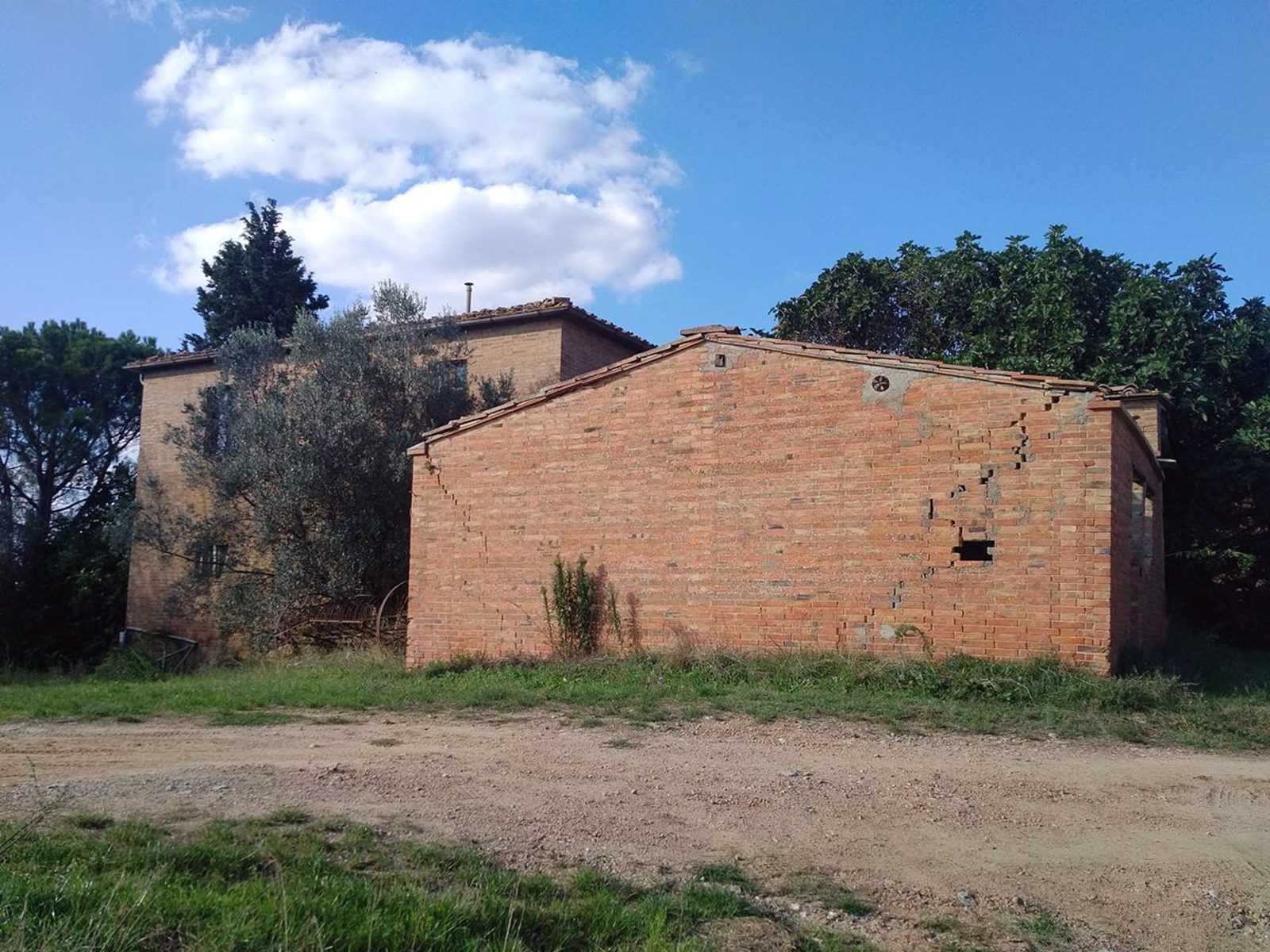 بيت في San Giovanni d'Asso, Tuscany 11138249