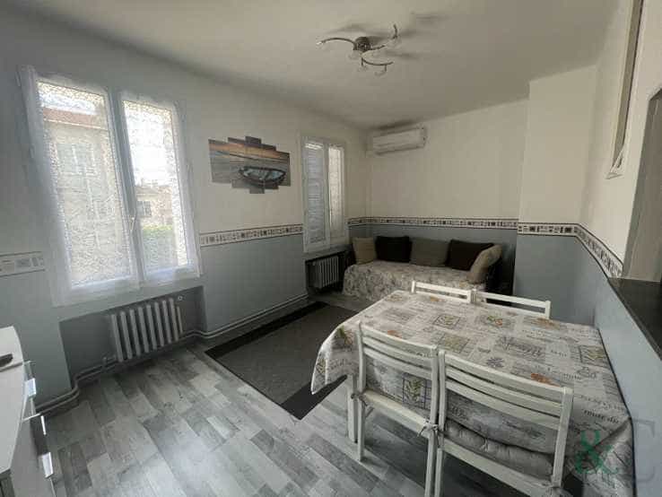 公寓 在 La Londe-les-Maures, Provence-Alpes-Cote d'Azur 11140822