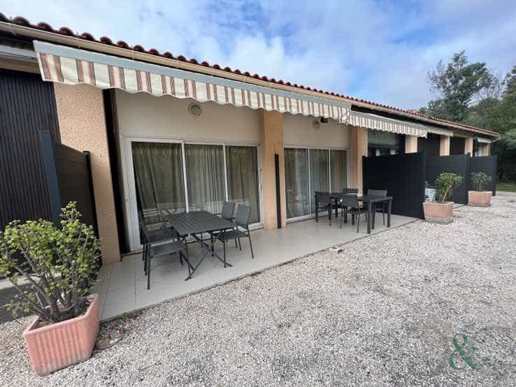 Condominium in Bormes-les-Mimosas, Provence-Alpes-Cote d'Azur 11140932
