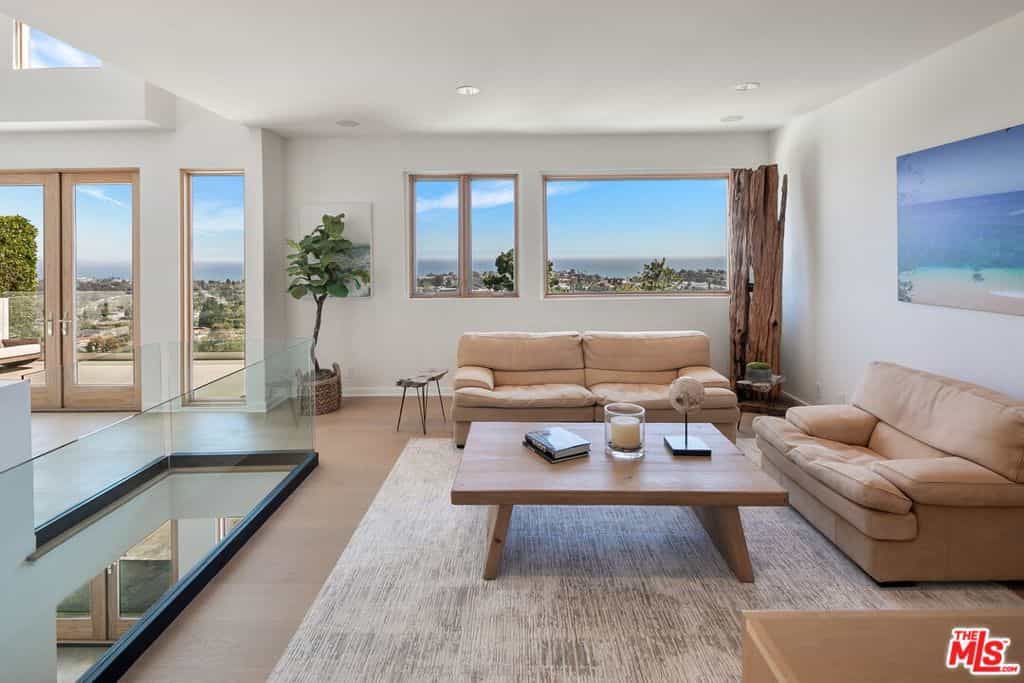 Condominium in Los Angeles, California 11141743