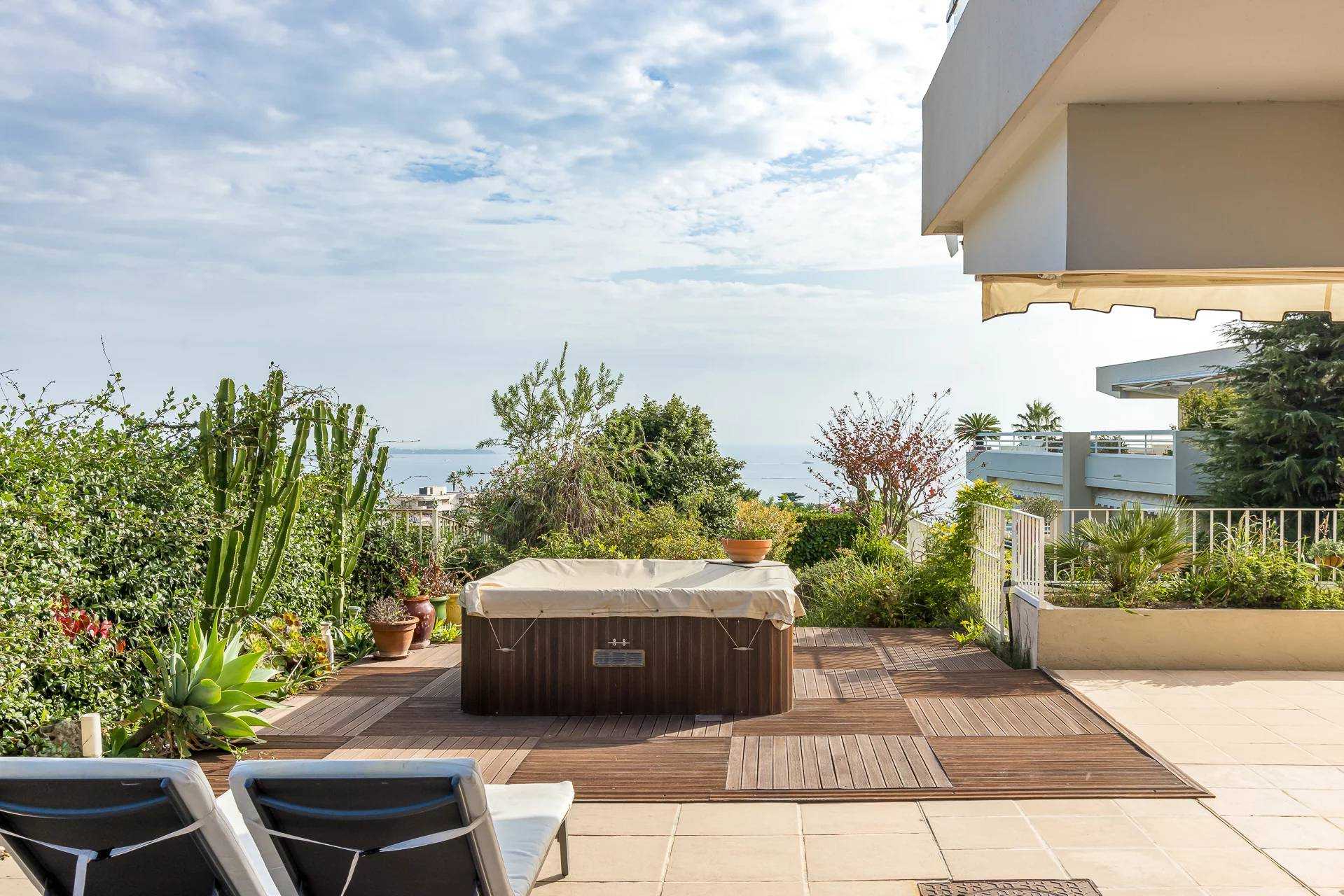 Condominium in Cannes, Provence-Alpes-Côte d'Azur 11141862