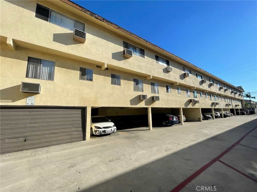 Condominium in Downey, California 11141900