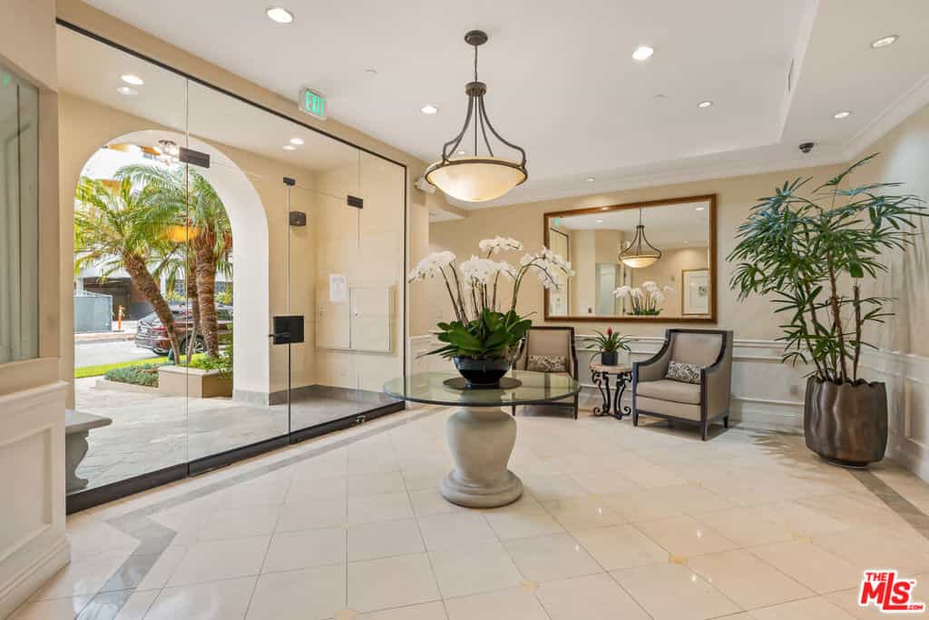 Condominium in Beverly Hills, California 11141909