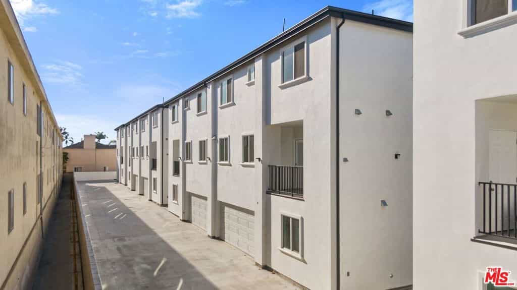 Condominium in Hawthorne, California 11141978