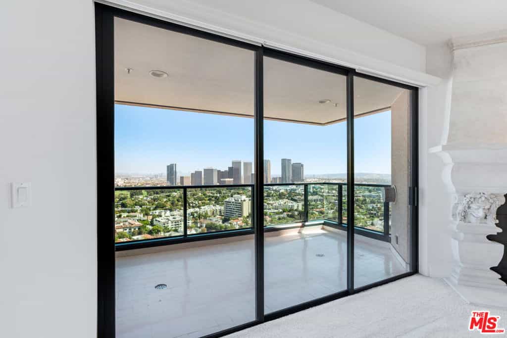 Condominium in Los Angeles, California 11141998