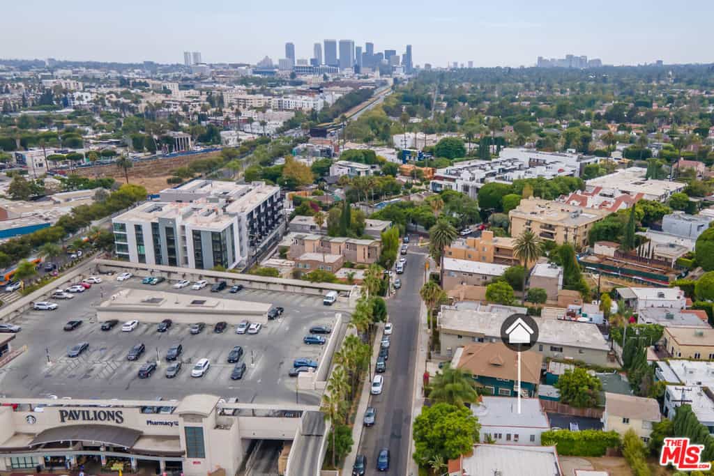 Condominium in West Hollywood, California 11142008